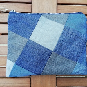 Bolsa grande para cosméticos em jeans reciclado, feita à mão, única