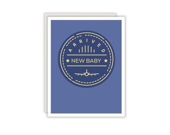 Könnte beinhalten: Eine rechteckige Grußkarte mit einem Hintergrund in Kornblumenblau und einem kreisförmigen, cremefarbenen Stempelmotiv. Der Stempel enthält den Text ARRIVED und NEW BABY sowie ein kleines Flugzeugsymbol und zwei Sterne, ähnlich einem Reisepassstempel.