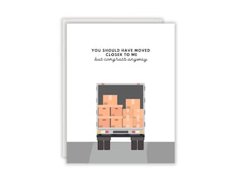 Puede incluir: Una tarjeta de felicitación con un gráfico de la parte trasera de un camión de mudanzas lleno de cajas de cartón marrones. El texto dice: YOU SHOULD HAVE MOVED CLOSER TO ME but congrats anyway. El diseño está centrado sobre un fondo blanco.