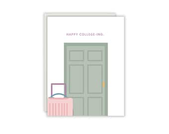 Könnte beinhalten: Eine Grußkarte mit weißem Hintergrund, die eine salbeigrüne Tür und einen rosa Rollkoffer zeigt. Der Text HAPPY COLLEGE-ING. ist in Lila über der Tür aufgedruckt. Die Karte wird mit einem passenden weißen Umschlag dahinter dargestellt.
