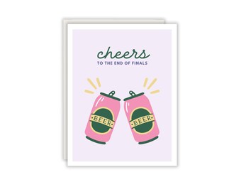 Könnte beinhalten: Eine Grußkarte mit hellviolettem Hintergrund und zwei aneinanderstoßenden rosa Bierdosen. Der Text lautet cheers TO THE END OF FINALS in Dunkelgrün und Violett. Gelbe Linien strahlen von den Dosen aus, um Bewegung darzustellen.