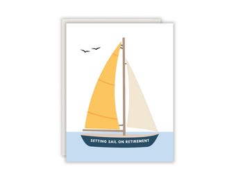 Könnte beinhalten: Eine Grußkarte mit einem Segelboot mit einem gelben und einem cremefarbenen Segel auf einem hellblauen Meer. Der dunkelblaue Rumpf des Bootes zeigt den weißen Text SETTING SAIL ON RETIREMENT. Zwei kleine schwarze Vögel fliegen am weißen Himmel.