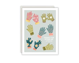 Könnte beinhalten: Eine Grußkarte mit hellgrauem Hintergrund, die verschiedene Paare illustrierter Gartenhandschuhe in Rosa, Grün und Blaugrün mit Blumenmustern zeigt. Der Text auf der Karte lautet "THANKS FOR GIVING ME a hand" in weißer Schrift.