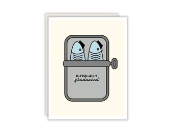 Puede incluir: Tarjeta de felicitación con una ilustración humorística de dos peces con birretes dentro de una lata de sardinas. El texto "O-FISH-ALLY graduated" está escrito debajo. Fondo crema.