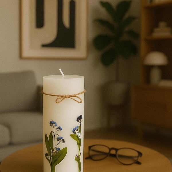 Bougie aux fleurs pressées – Bougie artisanale en cire de soja avec de véritables fleurs séchées – Décoration intérieure naturelle et écologique – Myosotis.