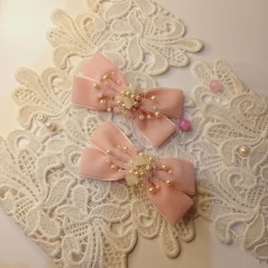 Pinza para el cabello con lazo de terciopelo rosa suave, piedras translúcidas y perlas. Elegante accesorio hecho a mano.