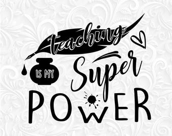 Puede incluir: Diseño gráfico en blanco y negro con una pluma y un tintero. El texto dice "teaching is my super power".