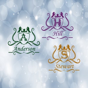 Könnte beinhalten: Drei heraldische Wappen mit Einhörnern und Schilden, die die Buchstaben A, H und S zeigen. Die Wappen sind jeweils in Grün, Lila und Gold gehalten. Der Text unter jedem Wappen lautet "Anderson", "Hill" und "Stewart".