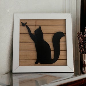 木製猫ウォールアート、蝶に手を伸ばしている黒猫、猫好きへのギフト、素朴なシップラップ猫用デコレーション、カスタムペットサイン、子猫ウォールアート