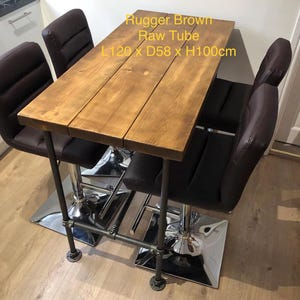 May include: A brown wooden table with a raw tube frame, 47 inches long, 23 inches wide, and 39 inches high, surrounded by four brown leather bar stools. The table has the text "Rugger Brown Raw Tube L120 x D58 x H100cm".