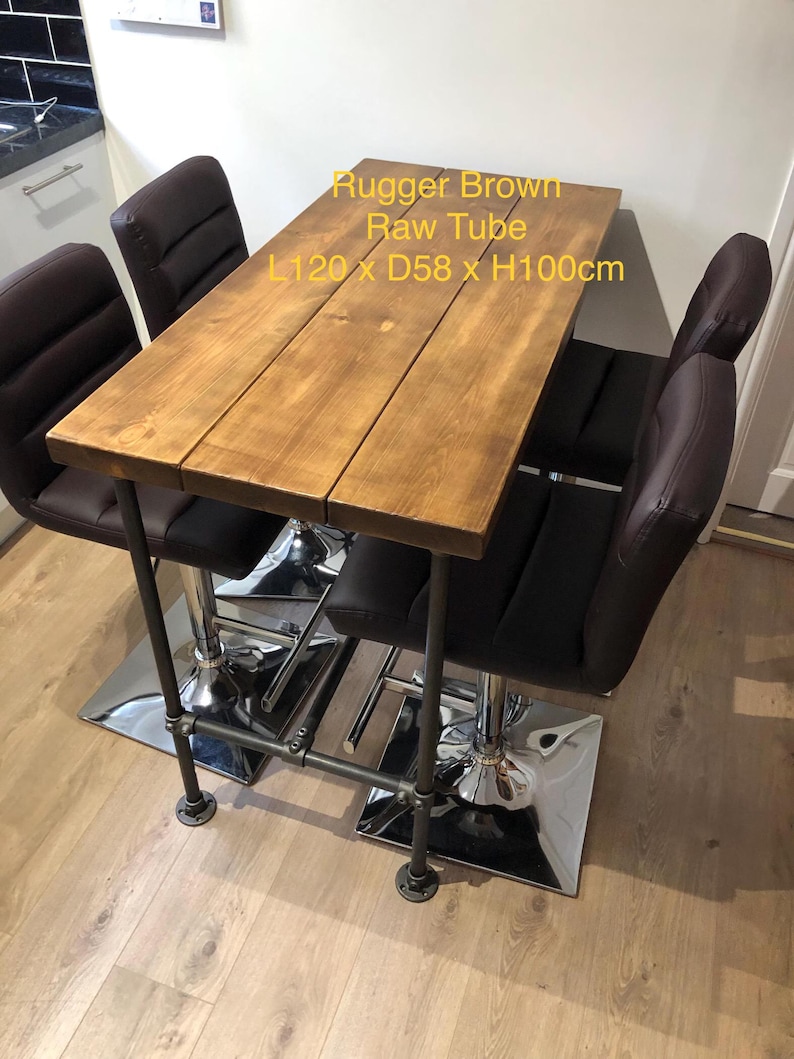 May include: A brown wooden table with a raw tube frame, 47 inches long, 23 inches wide, and 39 inches high, surrounded by four brown leather bar stools. The table has the text "Rugger Brown Raw Tube L120 x D58 x H100cm".