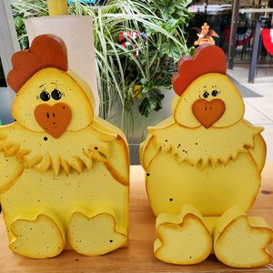 Prato de papel de frango e guardanapo com papel toalha