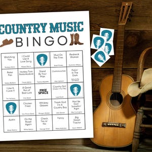 Puede incluir: Una tarjeta de bingo de m&uacute;sica country imprimible con una lista de canciones y artistas de m&uacute;sica country. La tarjeta est&aacute; rodeada de una guitarra, un sombrero de vaquero y un par de botas de vaquero.