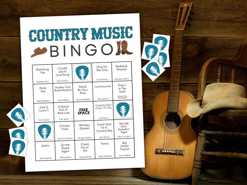 Puede incluir: Una tarjeta de bingo de m&uacute;sica country imprimible con una lista de canciones y artistas de m&uacute;sica country. La tarjeta est&aacute; rodeada de una guitarra, un sombrero de vaquero y un par de botas de vaquero.