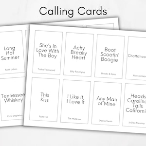 Puede incluir: Un juego de 10 tarjetas de llamada con los nombres de canciones y artistas de m&uacute;sica country populares. Las tarjetas son blancas con texto negro. Las canciones incluyen "Long Hot Summer", "She's In Love With The Boy", "Achy Breaky Heart", "Boot Scootin' Boogie", "Chattahoochee", "Tennessee Whiskey", "This Kiss", "I Like It, I Love It", "Any Man of Mine", y "Heads Carolina, Tails California".