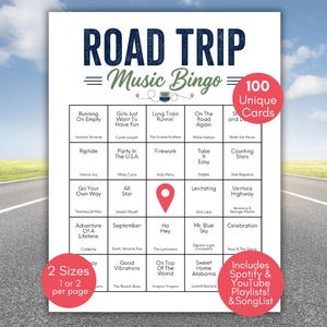 Puede incluir: Una hoja de juego imprimible blanca de "Road Trip Music Bingo" con un fondo de cielo azul y carretera. La hoja incluye 100 cartas únicas, 2 tamaños y listas de reproducción de Spotify y YouTube. El título es en azul marino con un acento verde.