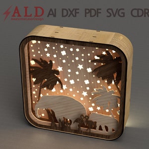Könnte beinhalten: Eine Holz-Nachtlampe mit einem ausgeschnittenen Design von Elefanten, Palmen und Sternen. Die Nachtlampe wird von hinten beleuchtet und erzeugt so ein warmes Leuchten.