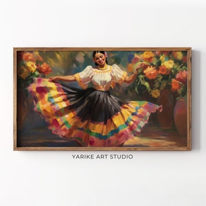 Puede incluir: Una mujer con un vestido colorido baila frente a un ramo de flores. El vestido tiene una falda negra y una blusa blanca con un estampado floral. La mujer sonríe y lleva el pelo recogido. El fondo es una imagen borrosa de un jardín.