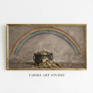 Może przedstawiać: Oprawione dzieło sztuki przedstawiające tęczę nad garnkiem pełnym złotych monet. Monety są rozrzucone wokół garnka. Dzieło ma estetykę vintage. Tekst "YARIKE ART STUDIO" znajduje się na dole.