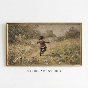 Könnte beinhalten: Gerahmtes Vintage-Gemälde, das ein Kind zeigt, das durch ein Feld mit Wildblumen rennt. Das Kind trägt eine braune Jacke und einen Hut. Das Kunstwerk hat einen goldenen Rahmen und der Text "YARIKE ART STUDIO" steht unten.