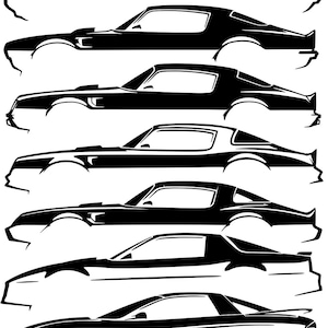 Può includere: Un'immagine in silhouette in bianco e nero che mostra l'evoluzione del modello di auto Pontiac Trans Am. L'immagine mostra sette diversi modelli Trans Am, a partire dalla prima generazione e terminando con l'ultima generazione. Il testo "TRANS AM EVOLUTION" è nella parte inferiore dell'immagine.