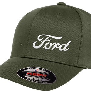 Puede incluir: Gorra de béisbol Flexfit verde oliva con la palabra "Ford" bordada en blanco en una fuente cursiva. La gorra tiene una visera curva y una etiqueta Flexfit. Talla L/XL.