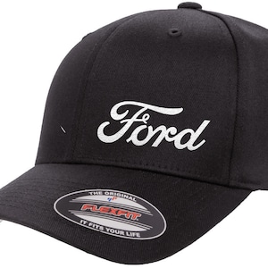 Puede incluir: Gorra de béisbol negra con un logotipo Ford bordado en blanco. La gorra tiene una etiqueta Flexfit en la parte posterior.