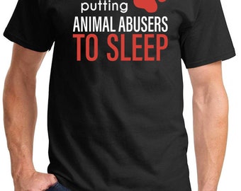 Könnte beinhalten: Ein schwarzes T-Shirt mit dem Text "I support putting animal abusers to sleep" in roten Buchstaben. Neben dem Text befindet sich ein roter Pfotenabdruck.