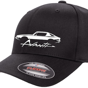 Könnte beinhalten: Schwarze Baseballkappe mit einer weißen Silhouette eines Autos und dem Wort "Avanti" auf der Vorderseite. Die Kappe hat ein Flexfit-Etikett auf der Rückseite.