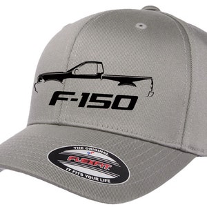 Può includere: Cappellino da baseball grigio con una silhouette nera di un pick-up Ford F-150 e il testo "F-150". Il cappello ha un'etichetta Flexfit nera con il testo "The Original Flexfit It Fits Your Life".