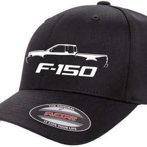 Può includere: Cappellino da baseball nero con un contorno bianco di un camion Ford F-150 e il testo "F-150" sul davanti. Il cappellino ha un'etichetta Flexfit sul retro.
