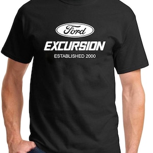 Puede incluir: Camiseta negra con un logotipo blanco de Ford Excursion y el texto "Establecido en 2000".