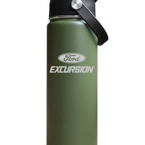 Puede incluir: Una botella de agua de acero inoxidable de color verde oliva con una tapa de plástico negra y un asa de transporte. La parte frontal de la botella presenta el logotipo blanco de Ford sobre la palabra EXCURSION en una fuente sans-serif negrita.