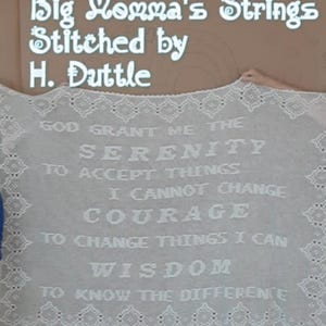 Puede incluir: Un paño blanco bordado con un borde de encaje decorativo. El texto dice: "GOD GRANT ME THE SERENITY TO ACCEPT THINGS I CANNOT CHANGE COURAGE TO CHANGE THINGS I CAN WISDOM TO KNOW THE DIFFERENCE."