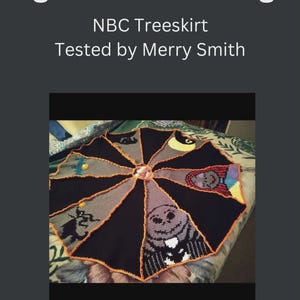 Op de afbeelding: Een handgemaakte, cirkelvormige NBC-boomrok met een zwart-oranje kleurenschema. De boomrok heeft verschillende karakterontwerpen, waaronder Jack Skellington, Sally en andere personages uit The Nightmare Before Christmas. De tekst "Big Momma's Strings" staat bovenaan.