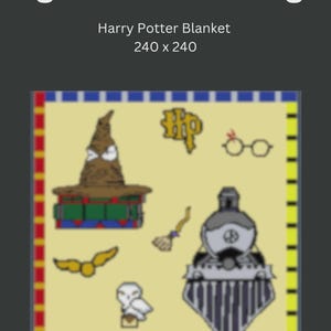 Könnte beinhalten: Eine Harry Potter Decke mit gelbem Hintergrund und verschiedenen thematischen Illustrationen. Die Decke zeigt einen Hut, eine Brille, einen Besen, einen Zug, einen goldenen Schnatz, eine Eule und die Buchstaben "HP". Die Decke misst 240 x 240 cm.