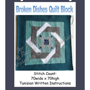 Pode incluir: Um padrão de bloco de colcha de crochê chamado "Broken Dishes" com um esquema de cores turquesa, branco e cinza. O padrão tem 70 pontos de largura e 70 pontos de altura. O padrão inclui instruções escritas tunisinas.