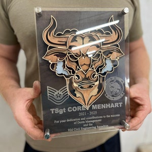 Placa de acrílico de madera en capas de toro/lobo/oso/regalo militar/placa militar/regalo de despedida para un compañero de trabajo