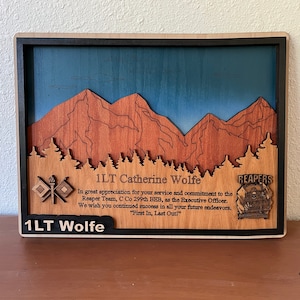 Placa de madera en capas de escena de montaña / Premio de regalo militar / Premio de primera respuesta / Regalo de despedida / Placa PCS