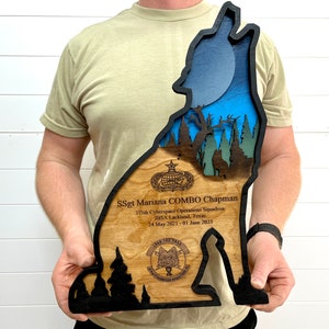 Contorno de lobo / Placa personalizada con capas de madera / Regalo militar / Placa militar / Fuerzas armadas / Regalo de despedida de compañero de trabajo de PCS