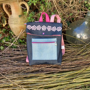 Sac à dos femme en jean style vintage avec fleurs au crochet apposées, modèle unique