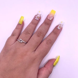 Spring Daisy 20 Piece Medium Square Press On Nail Set
