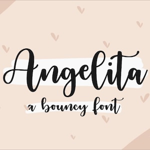 Peut inclure: Une image en noir et blanc du mot "Angelita" écrit en cursive. Le texte "a bouncy font" est écrit sous le mot "Angelita".