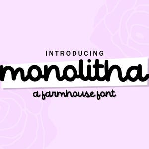 Könnte beinhalten: Vorstellung von Monoitha, einer Farmhouse-Schriftart. Der Text ist in schwarzer, handschriftlicher Form auf einem weißen Rechteck vor einem hellvioletten Hintergrund geschrieben.
