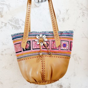 1 Original Hmong recycelte Sticktasche mit Leder. Ein einzigartiges und seltenes Stück mit Vintage-Materialien