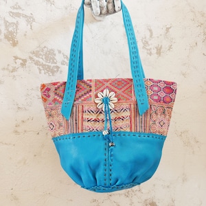 1 Original Hmong recycelte Sticktasche mit Leder. Ein einzigartiges und seltenes Stück mit Vintage-Materialien