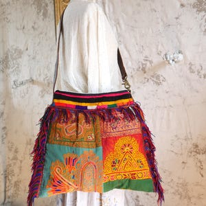 Original Hmong-Recycling-Sticktasche mit Leder. Ein einzigartiges und seltenes Stück mit Vintage-Materialien. Keine gebrauchte Tasche.