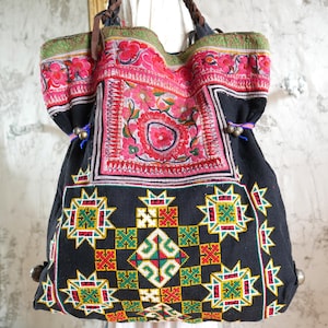 Original Hmong-Recycling-Sticktasche mit Leder. Ein einzigartiges und seltenes Stück mit Vintage-Materialien. Nicht aus zweiter Hand.