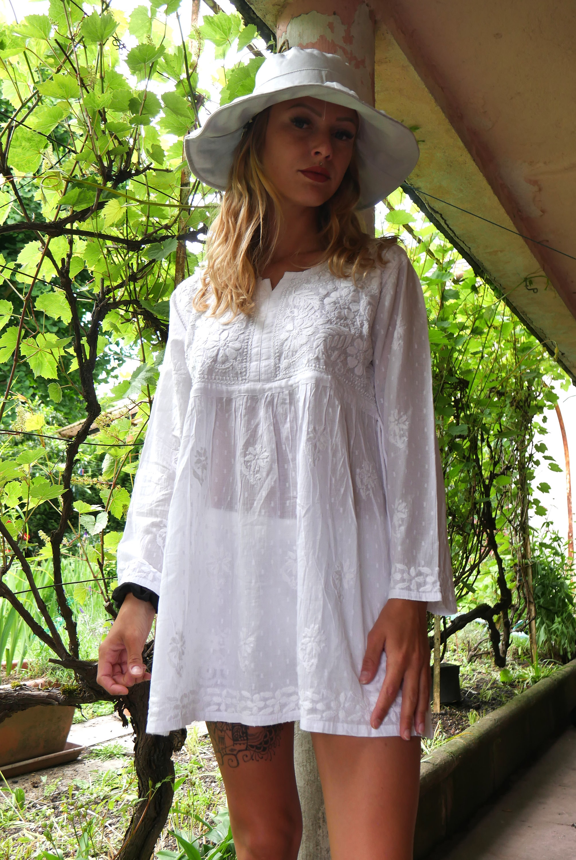 White 100% cotton white tunic with hand embroidery, city or beach wear, elegant and simple in all circumstances and all season.