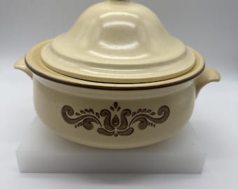 Cacerola con tapa de gres Pfaltzgraff Village, vintage, en muy buen estado.